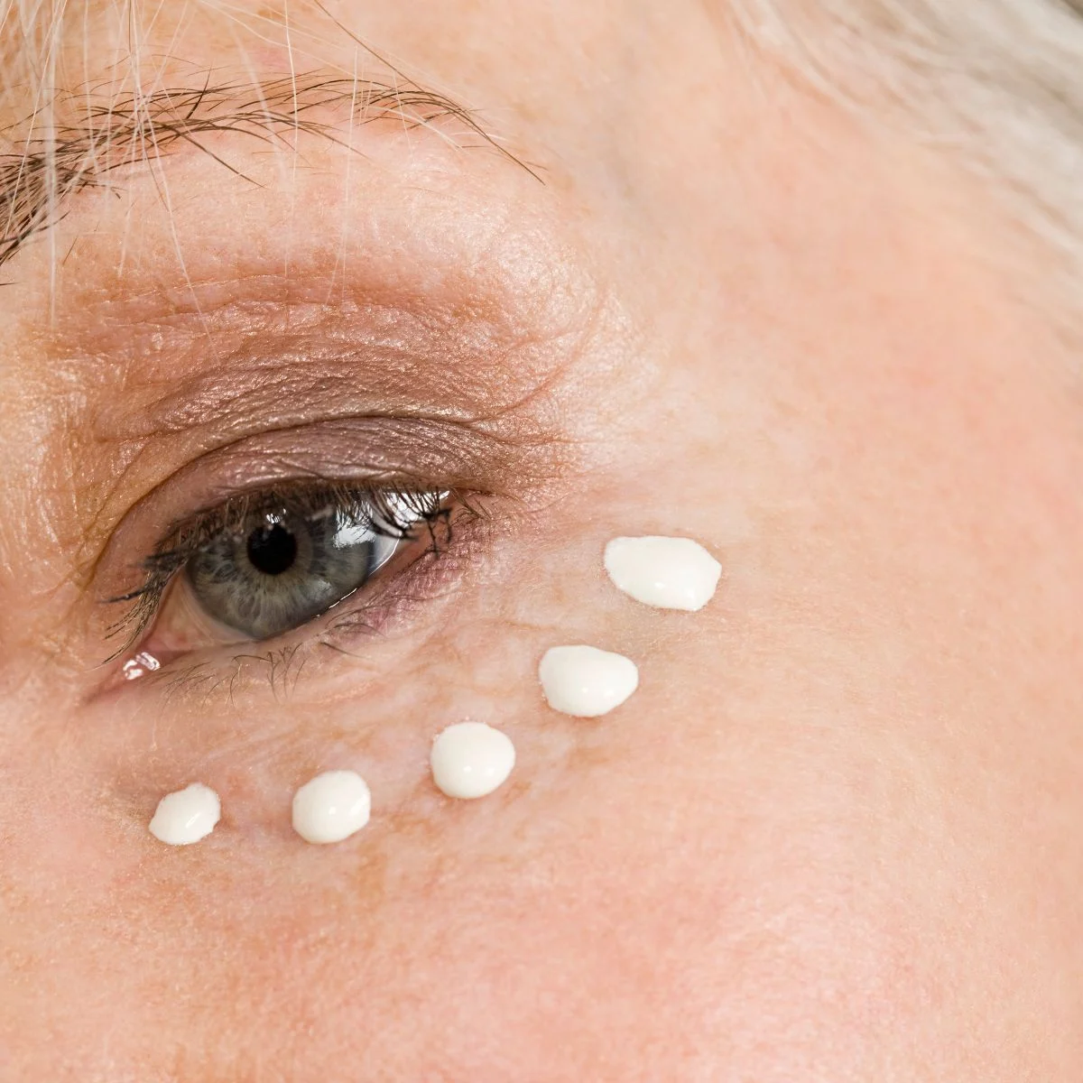 0_Woman-with-eye-cream