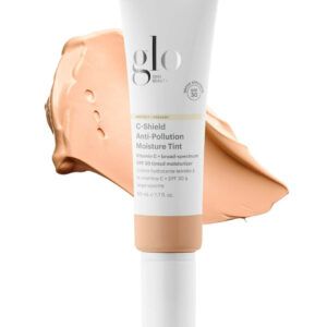 Glo Skin Beauty APSAUGINIS DRĖKINAMASIS KREMAS SU ATSPALVIU NUO TARŠOS SPF 30 C-SHIELD / PROTECT+PREVENT C-SHIELD ANTI-POLLUTION MOISTURE TINT SPF 30 4C